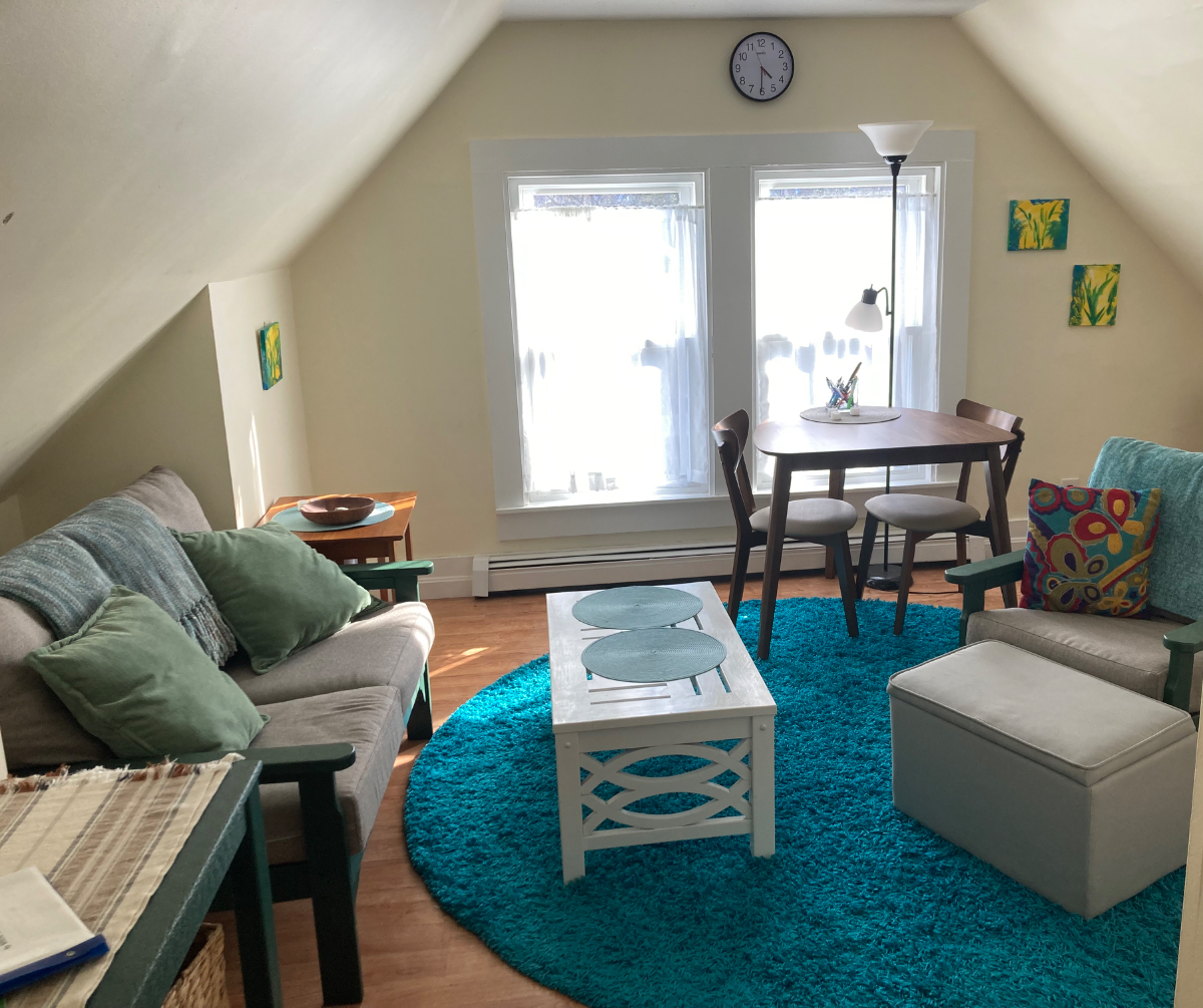 Small, Cozy Third Floor Apartment - Photo 2