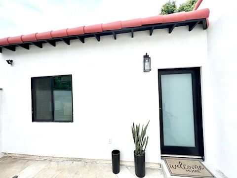 Welcome Home! Discover Your Perfect Retreat in this Newly Renovated Spanish Studio in El Sereno - Photo 1