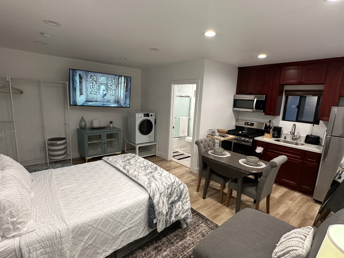 Welcome Home! Discover Your Perfect Retreat in this Newly Renovated Spanish Studio in El Sereno - Photo 2