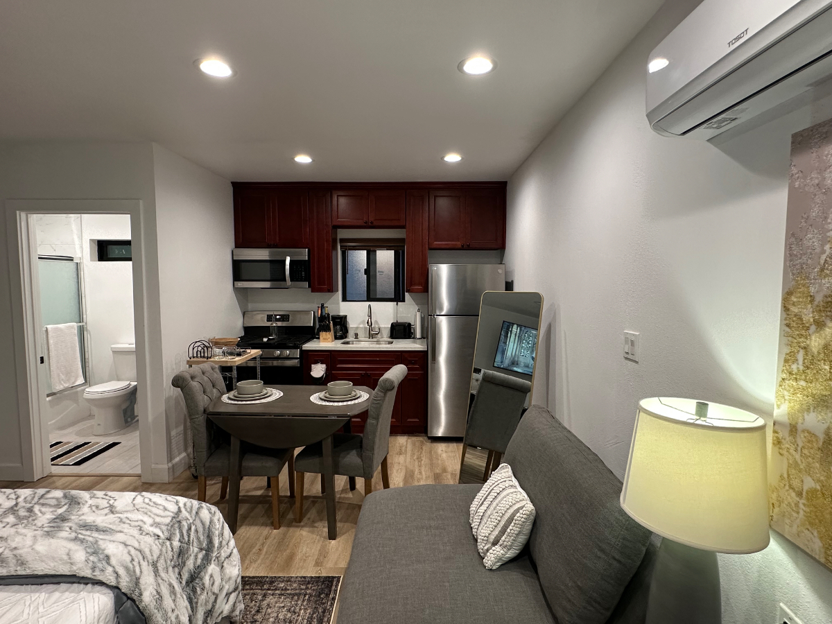 Welcome Home! Discover Your Perfect Retreat in this Newly Renovated Spanish Studio in El Sereno - Photo 3