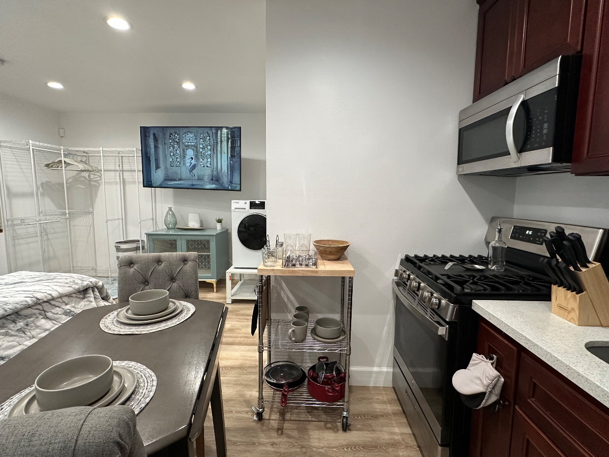 Welcome Home! Discover Your Perfect Retreat in this Newly Renovated Spanish Studio in El Sereno - Photo 6