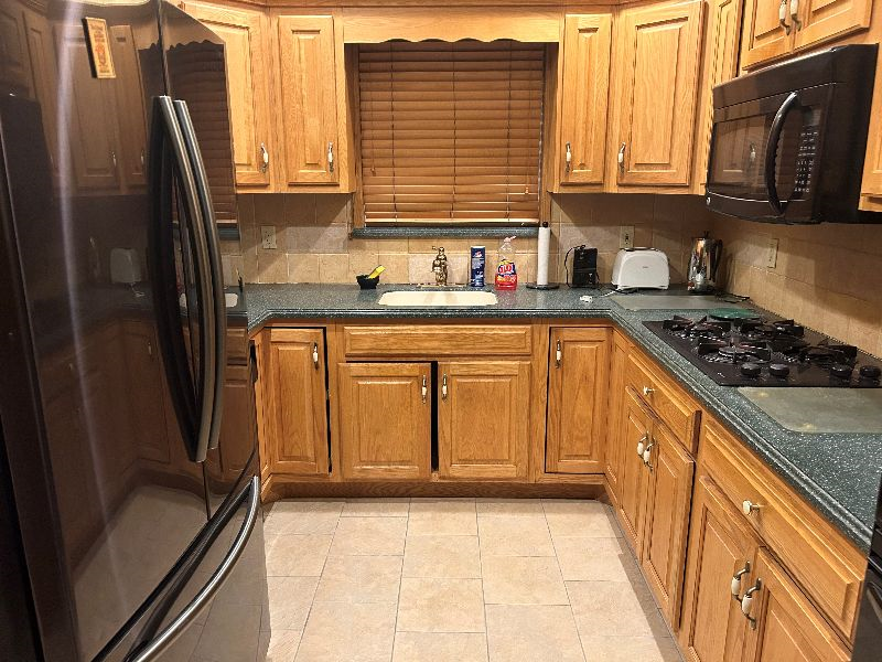 Spacious Townhouse - Photo 2