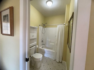 Large studio on the river, walking distance to the hospital - Photo 4