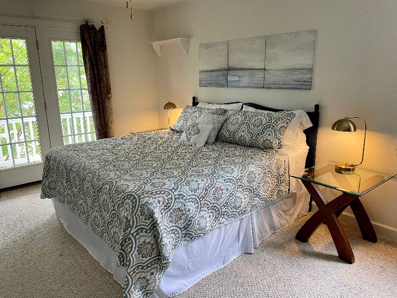 Master Suite, Private Bath & Balcony, Walk to UVA