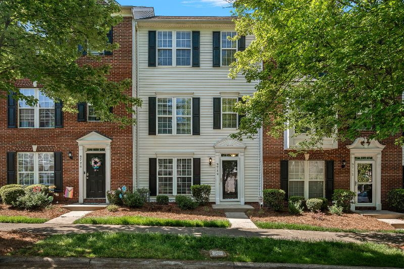 Huntersville townhome w/ garage close to business park and Novant ...