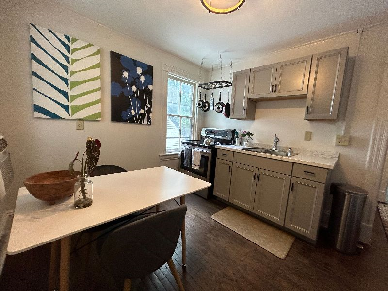 Fully Furnished Apartment - 1 Mile to UVMMC - Ideal for Traveling Professionals - Photo 7
