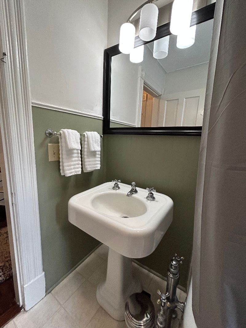 Fully Furnished Apartment - 1 Mile to UVMMC - Ideal for Traveling Professionals - Photo 11