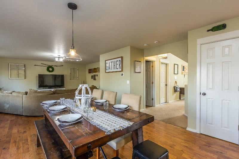 Large Bend Home with Plenty of Space for Work and Play - Photo 4