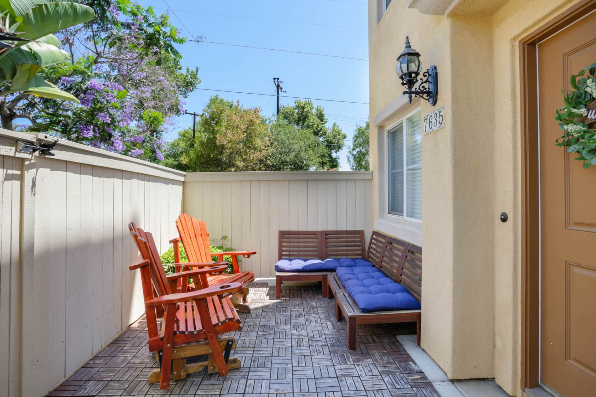 Central Townhouse, 3 Bed, Garage- W/D- HVAC - Photo 2