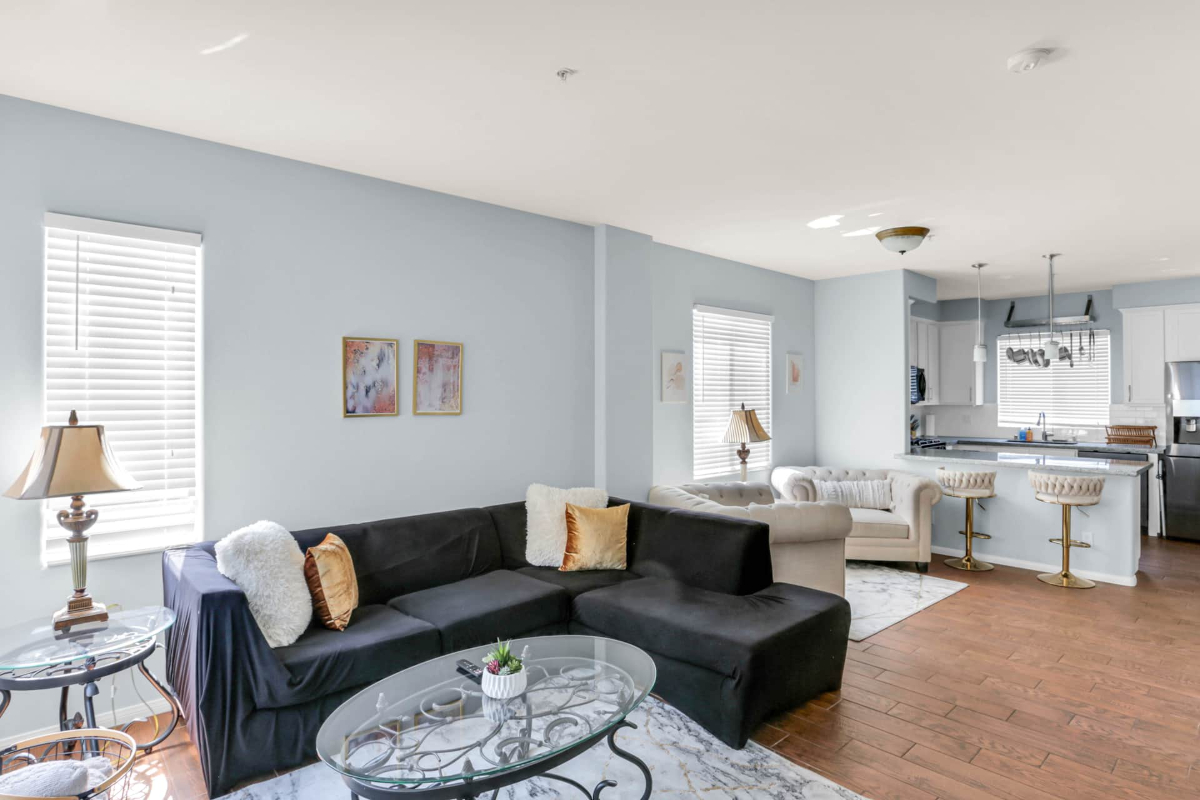 Central Townhouse, 3 Bed, Garage- W/D- HVAC - Photo 4
