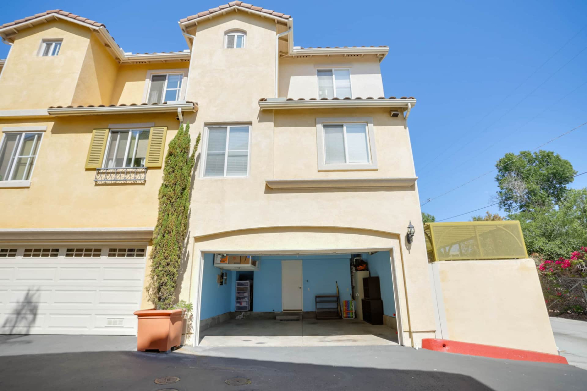 Central Townhouse, 3 Bed, Garage- W/D- HVAC - Photo 6