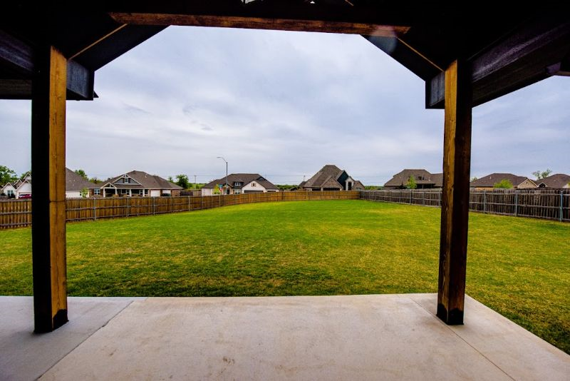 New, Upscale Home - Lawncare included - Photo 12