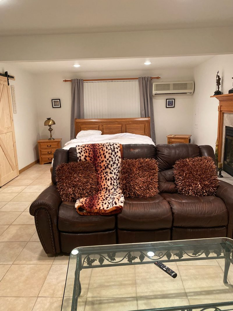 Private room and bathroom - Photo 1