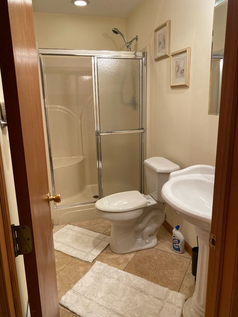 Private room and bathroom - Photo 5