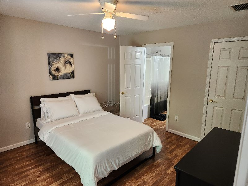 Cozy apartment that's well furnished, bedrooms have private bathrooms and walk-in closets. - Photo 2