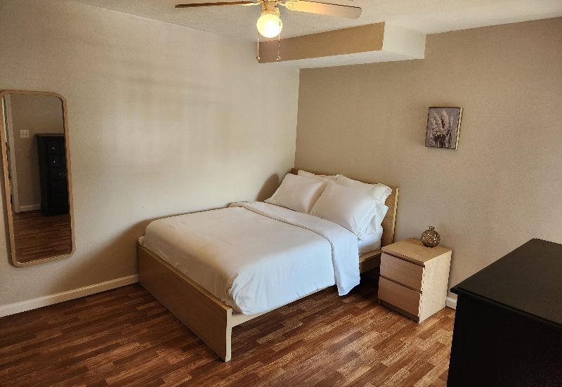 Cozy apartment that's well furnished, bedrooms have private bathrooms and walk-in closets. - Photo 3