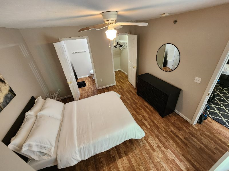 Cozy apartment that's well furnished, bedrooms have private bathrooms and walk-in closets. - Photo 4
