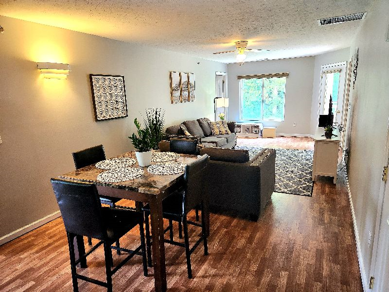 Cozy apartment that's well furnished, bedrooms have private bathrooms and walk-in closets. - Photo 1