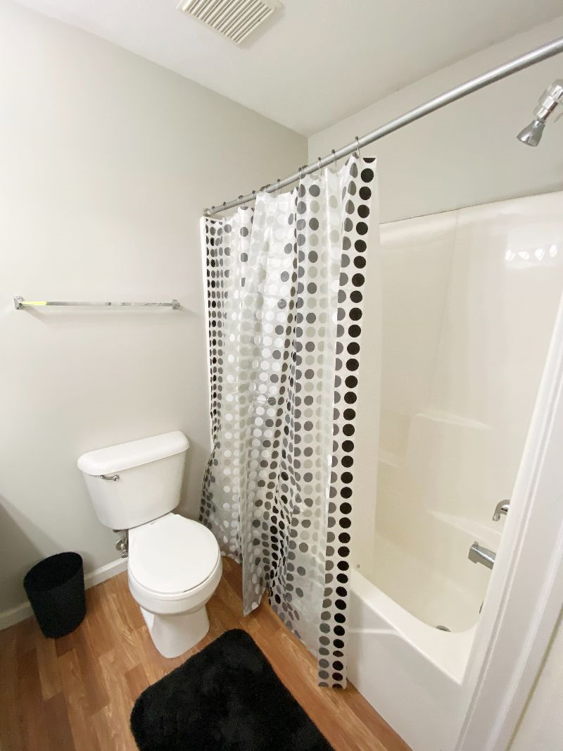 Cozy apartment that's well furnished, bedrooms have private bathrooms and walk-in closets. - Photo 8