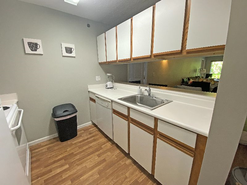 Cozy apartment that's well furnished, bedrooms have private bathrooms and walk-in closets. - Photo 7