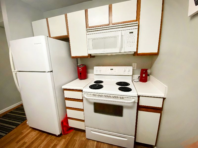 Cozy apartment that's well furnished, bedrooms have private bathrooms and walk-in closets. - Photo 6