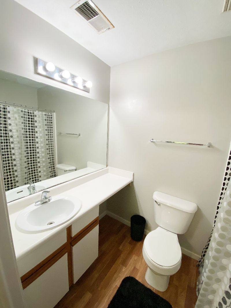 Cozy apartment that's well furnished, bedrooms have private bathrooms and walk-in closets. - Photo 9