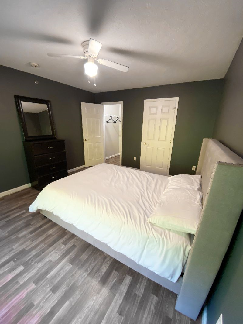 Cozy apartment that's well furnished, bedrooms have private bathrooms and walk-in closets. - Photo 5