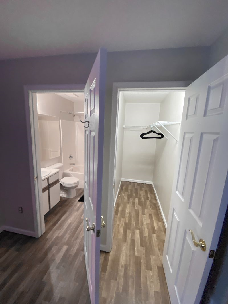 Cozy apartment that's well furnished, bedrooms have private bathrooms and walk-in closets. - Photo 11