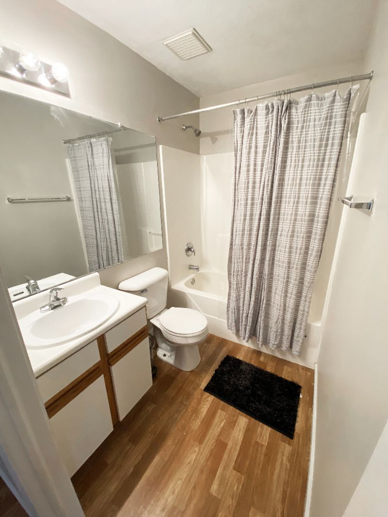Cozy apartment that's well furnished, bedrooms have private bathrooms and walk-in closets. - Photo 10