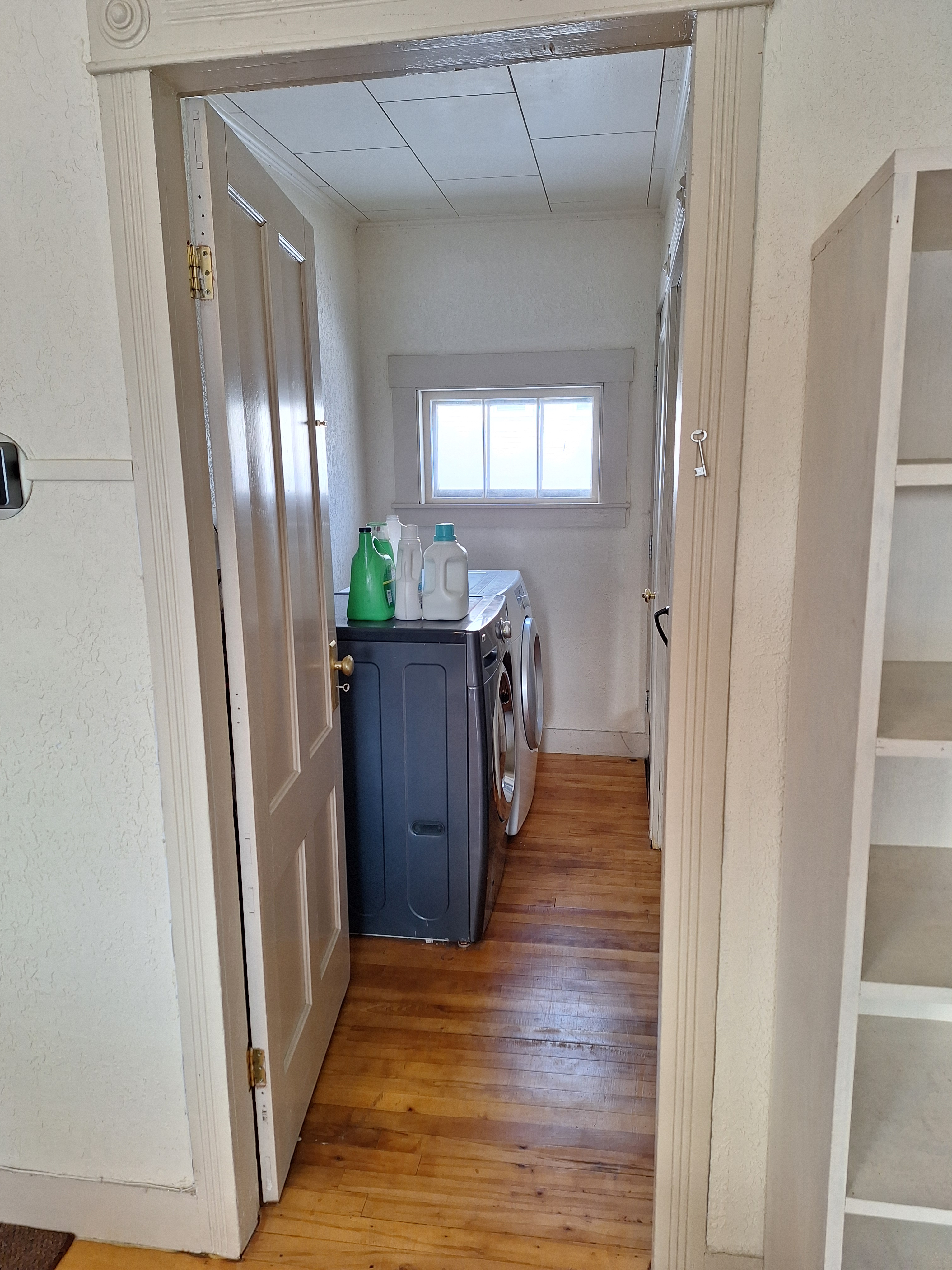 Centrally Located Apartment | 2 Bedrooms, 1 Bath - Photo 6