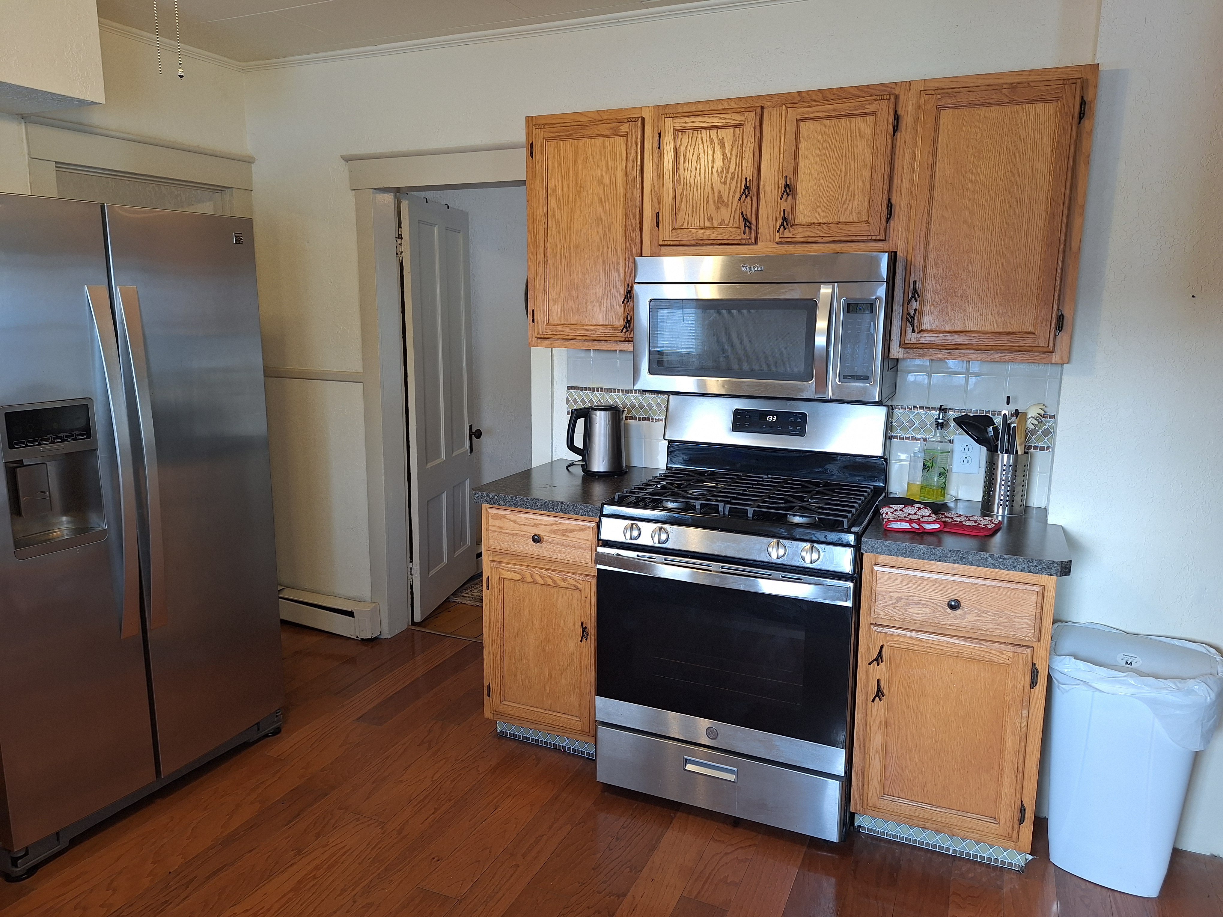 Centrally Located Apartment | 2 Bedrooms, 1 Bath - Photo 7