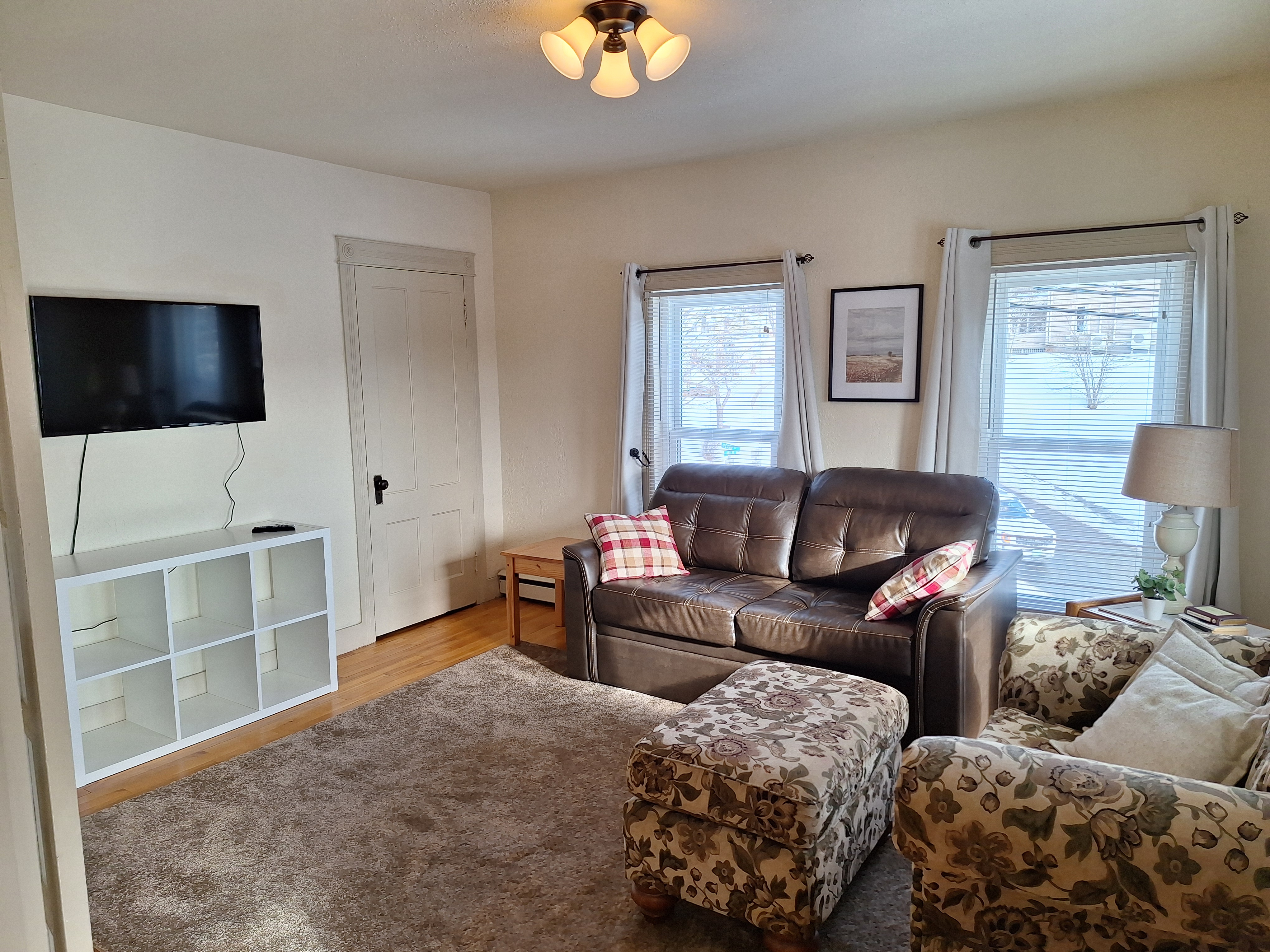 Centrally Located Apartment | 2 Bedrooms, 1 Bath - Photo 2