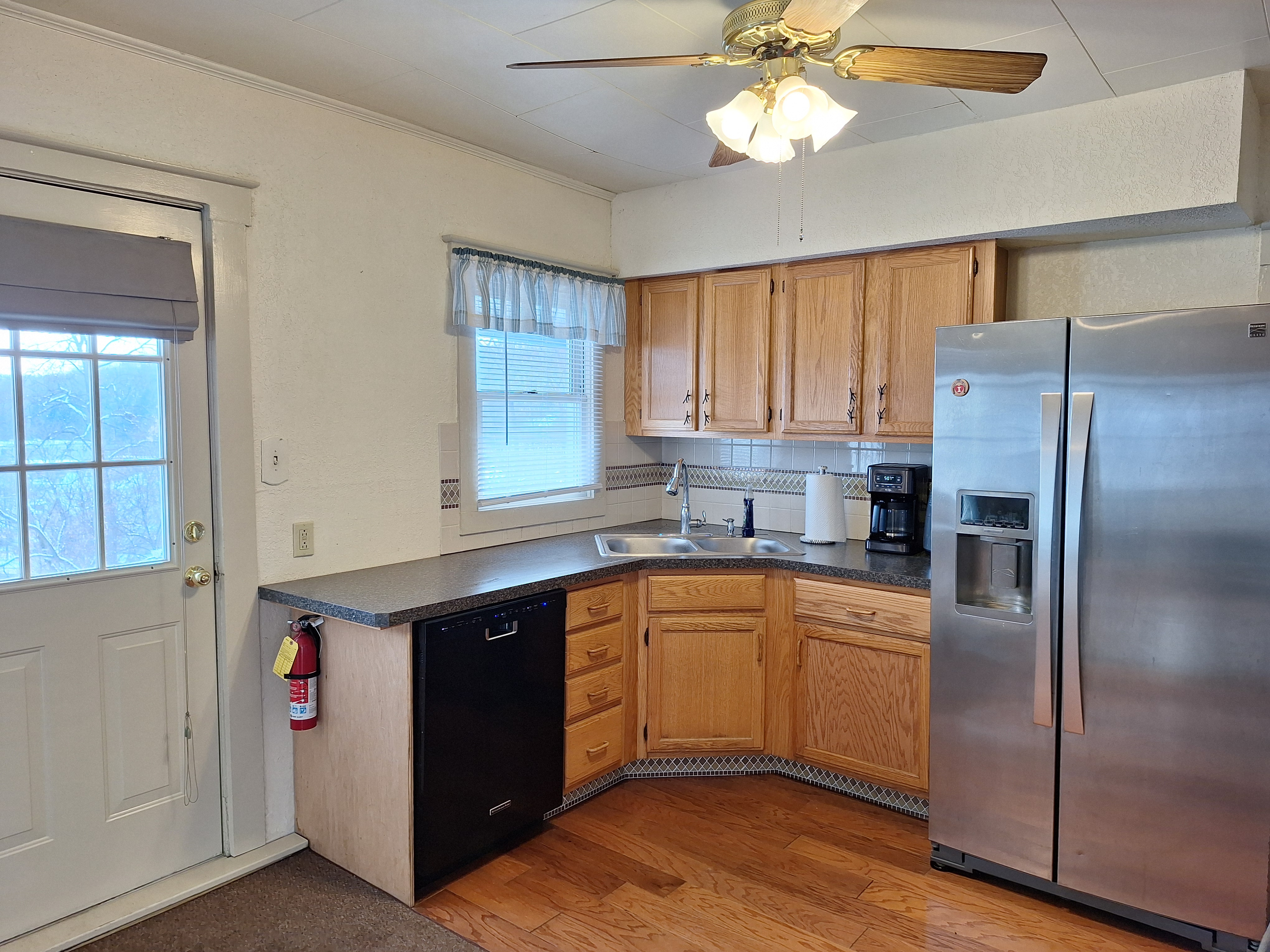 Centrally Located Apartment | 2 Bedrooms, 1 Bath - Photo 8