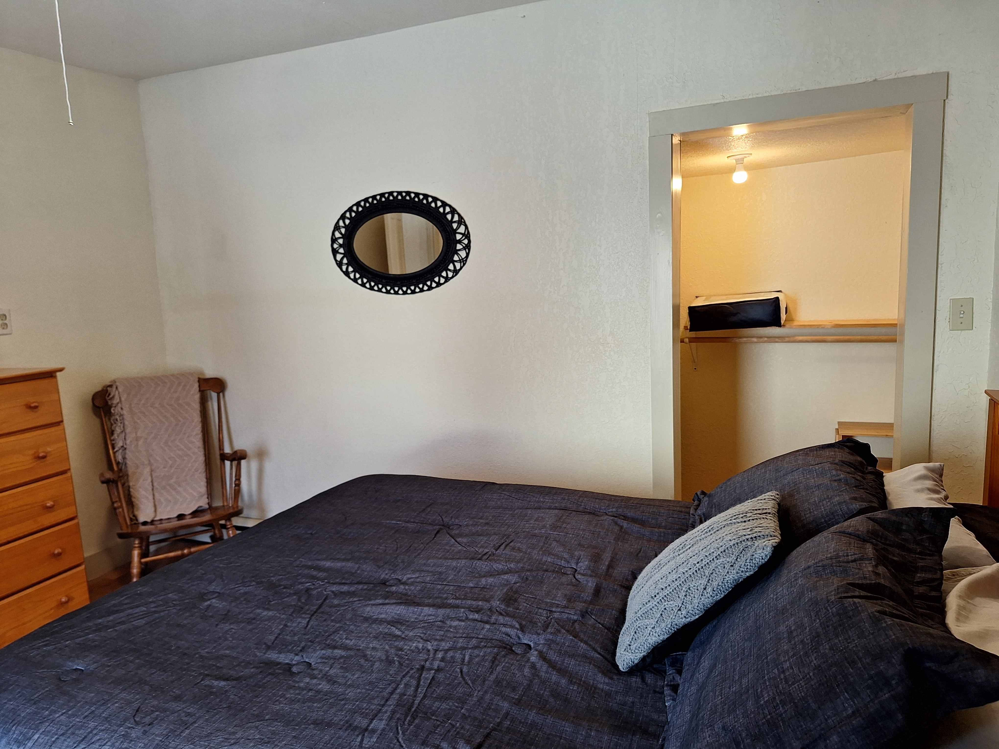 Centrally Located Apartment | 2 Bedrooms, 1 Bath - Photo 4