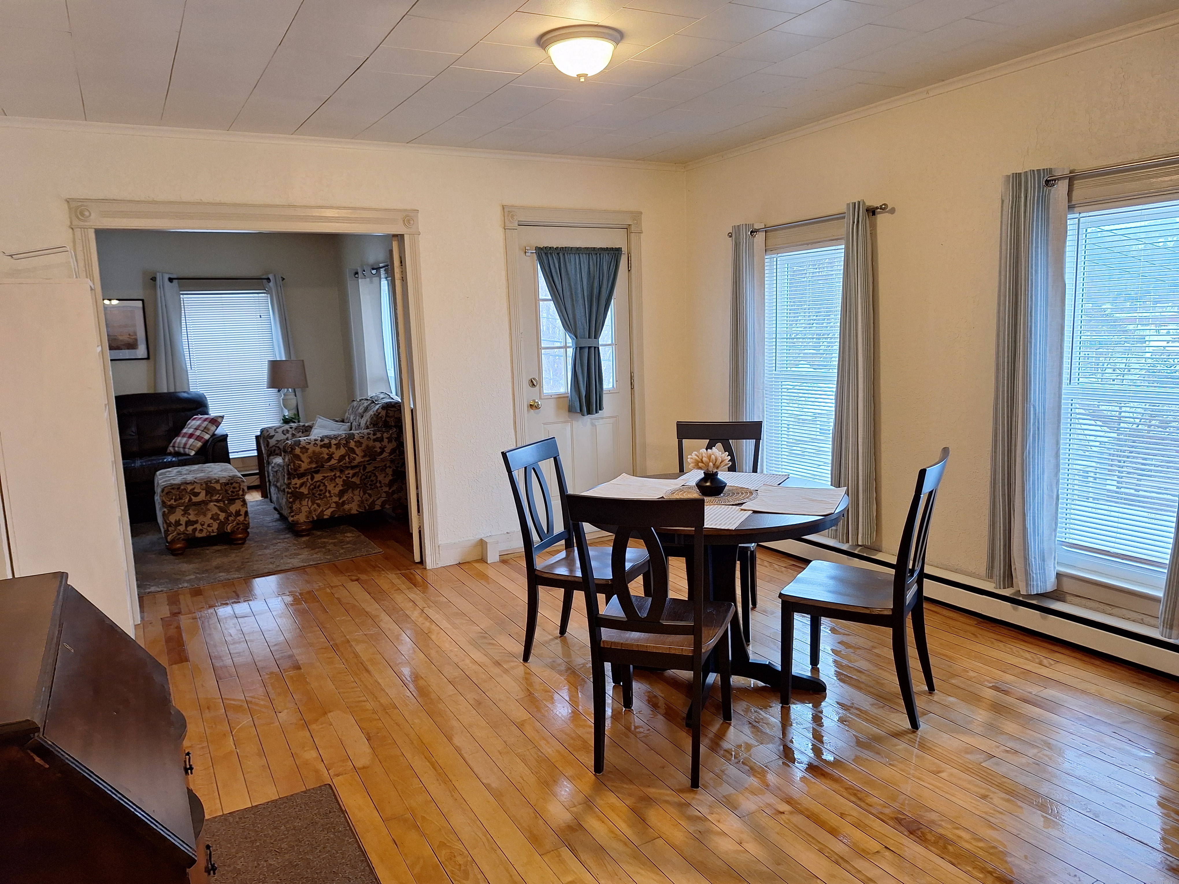 Centrally Located Apartment | 2 Bedrooms, 1 Bath - Photo 1
