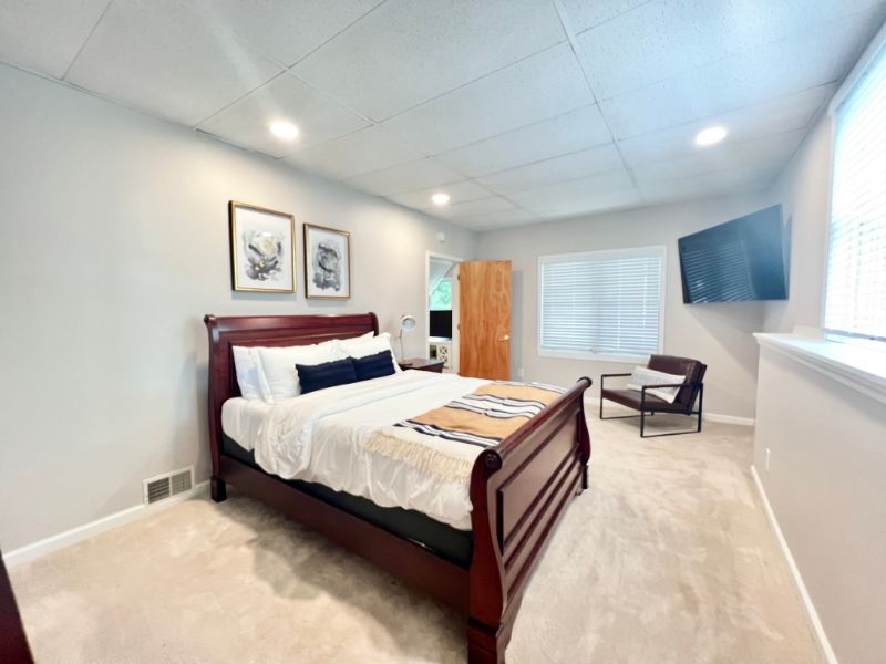 Liverpool Furnished Rental 4 Bed, 3 Bath - Vibrant Neighborhood, Near Attractions and Amenities - Photo 3