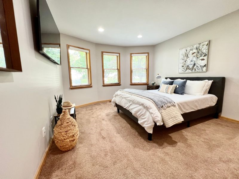 Liverpool Furnished Rental 4 Bed, 3 Bath - Vibrant Neighborhood, Near Attractions and Amenities - Photo 5