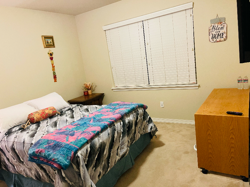 Private room for rent in Bend -only excepting Medical professionals - Photo 1