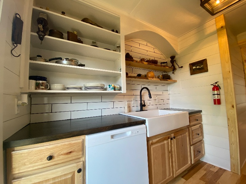 Cozy 1 bedroom cottage in Powell. Close to heart mountain, Shoshone, and 70 miles to Yellowstone - Photo 3
