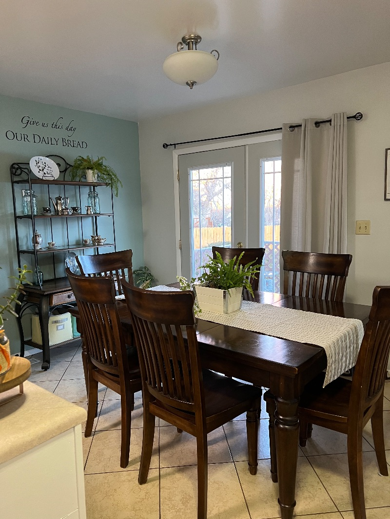 Home Away from Home - Large two bedroom w/large closets - Photo 4