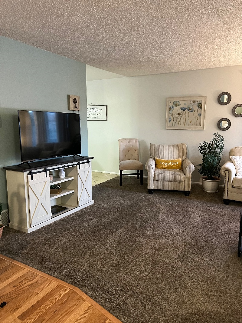 Home Away from Home - Large two bedroom w/large closets - Photo 2