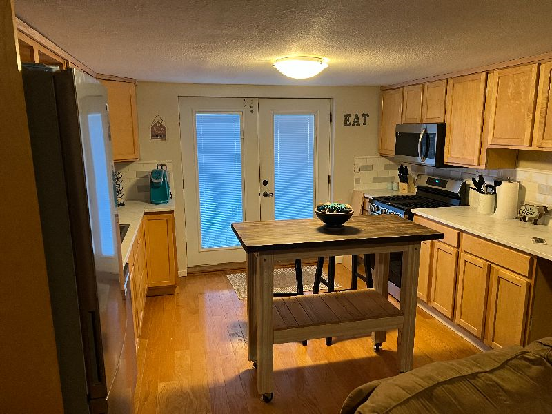 Quiet neighborhood, close to bus line, fully furnished - Photo 4