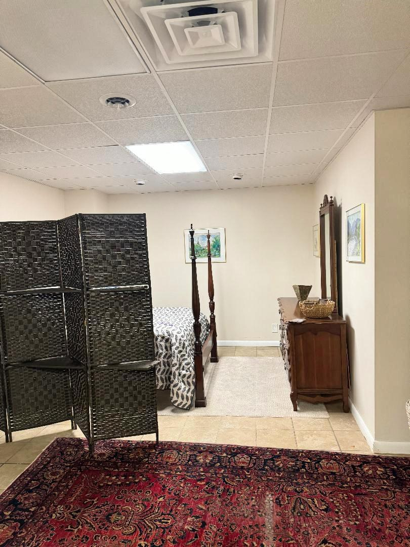Apartment with full eat-in kitchen, private bath, and separate entrance - Photo 11