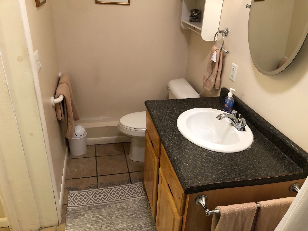 Apartment with full eat-in kitchen, private bath, and separate entrance - Photo 12