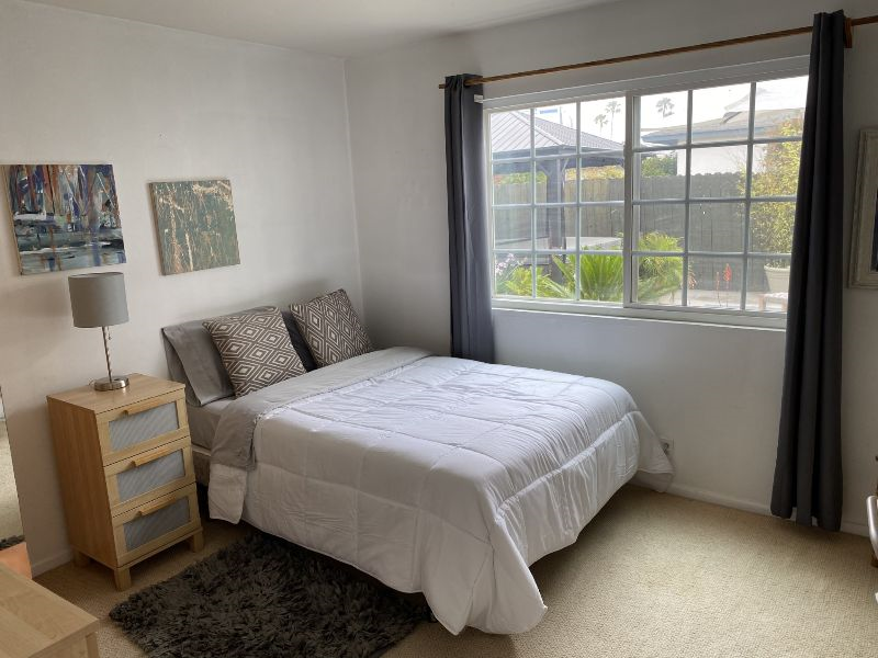 VENTURA ROOM, STEPS FROM BEACH, FEMALE IN MEDICAL POSITION - Photo 1