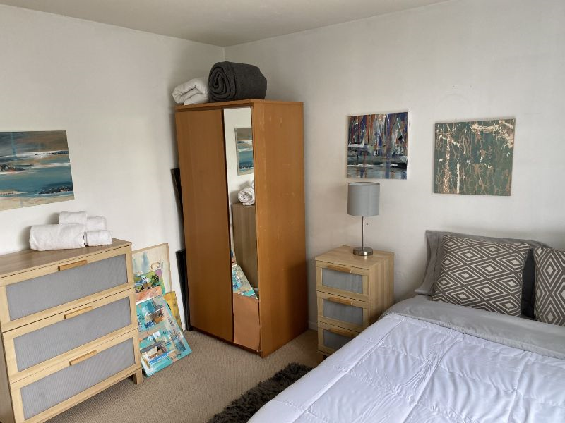 VENTURA ROOM, STEPS FROM BEACH, FEMALE IN MEDICAL POSITION - Photo 3