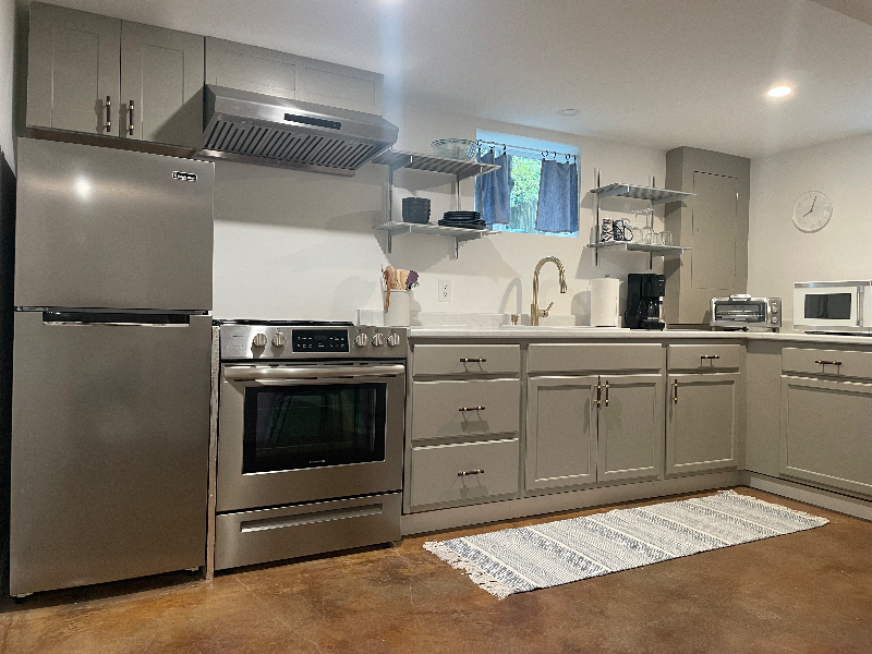 Full apartment, 1-bed/1-bath, 5 Mins from UVMMC, off street parking - Photo 2