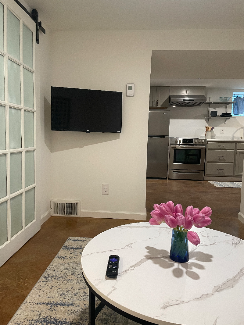 Full apartment, 1-bed/1-bath, 5 Mins from UVMMC, off street parking - Photo 6