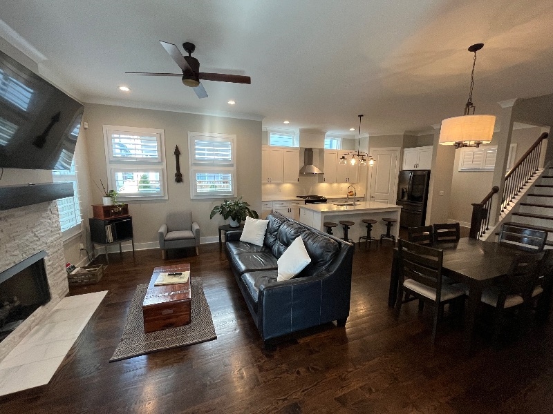 Edgehill Village Private Room in contemporary home WALKING distance to Vanderbilt, Belmont, Restaurants, Coffee shops and Bars