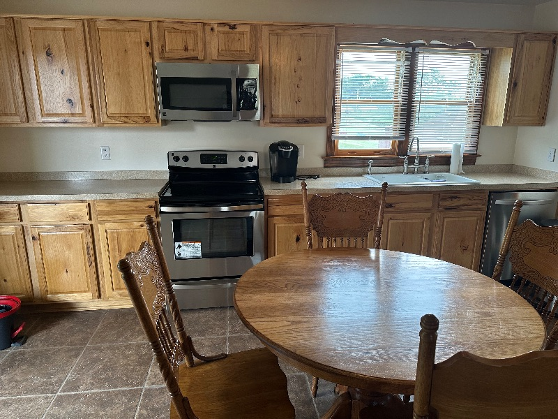 Clean 2 bedroom apartment close to Princeton Community Hospital - Photo 2